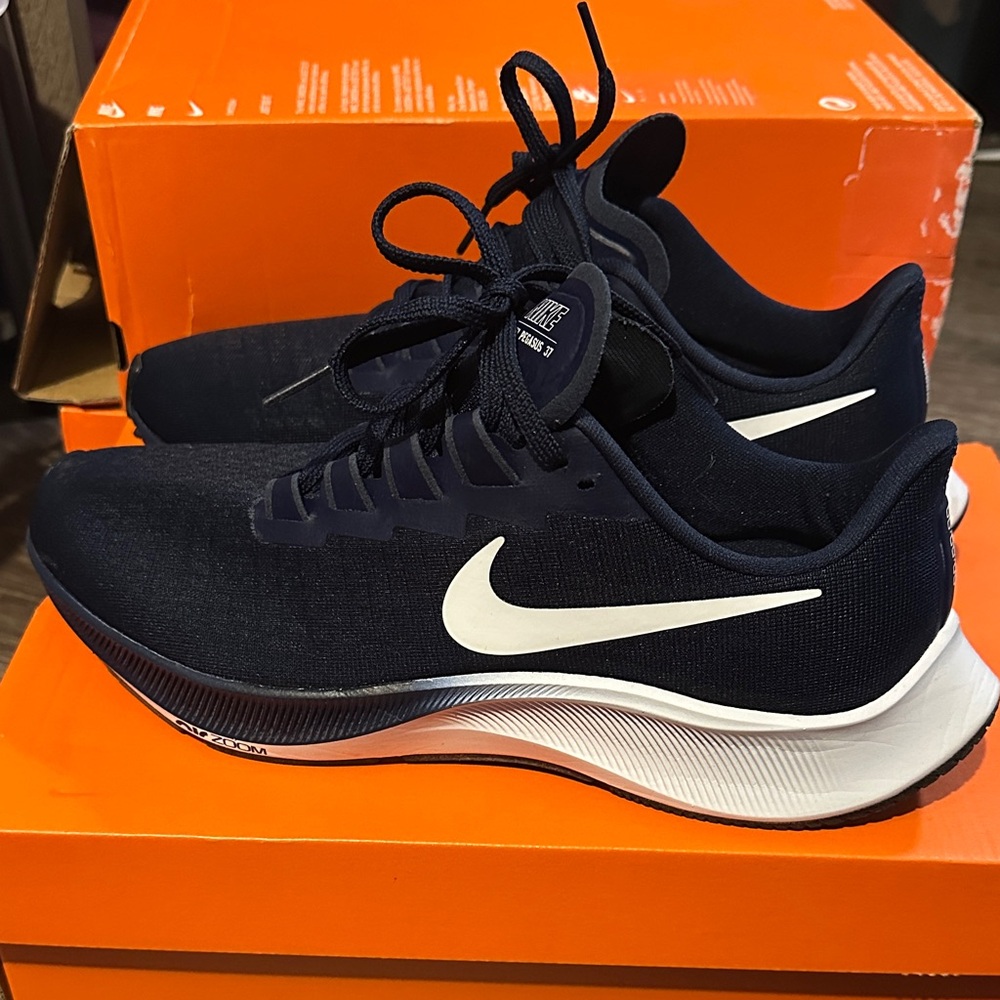 Nike zoom womens Dark Blue sneaker